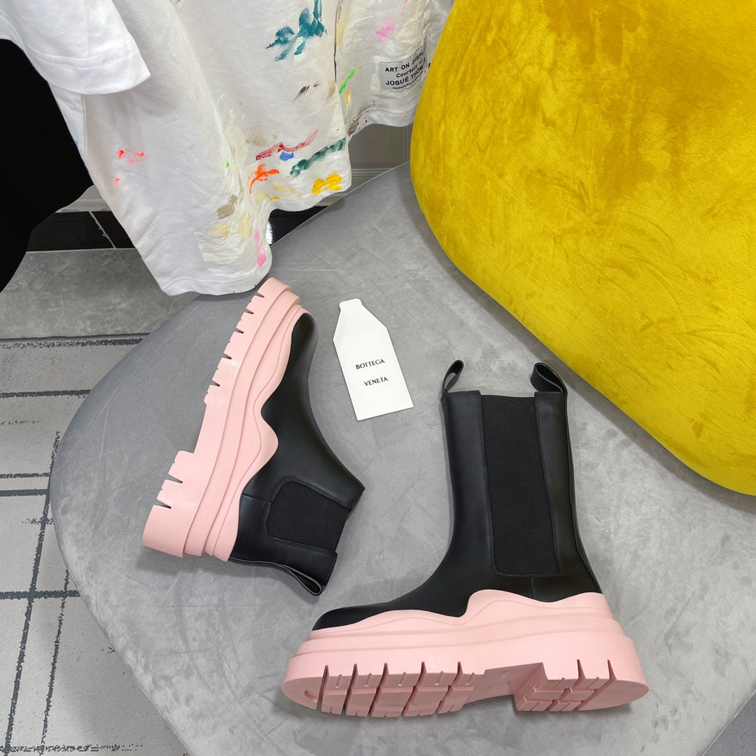 TIRE CHELSEA BOOT IN PALE PINK MIX BLACK CALFSKIN