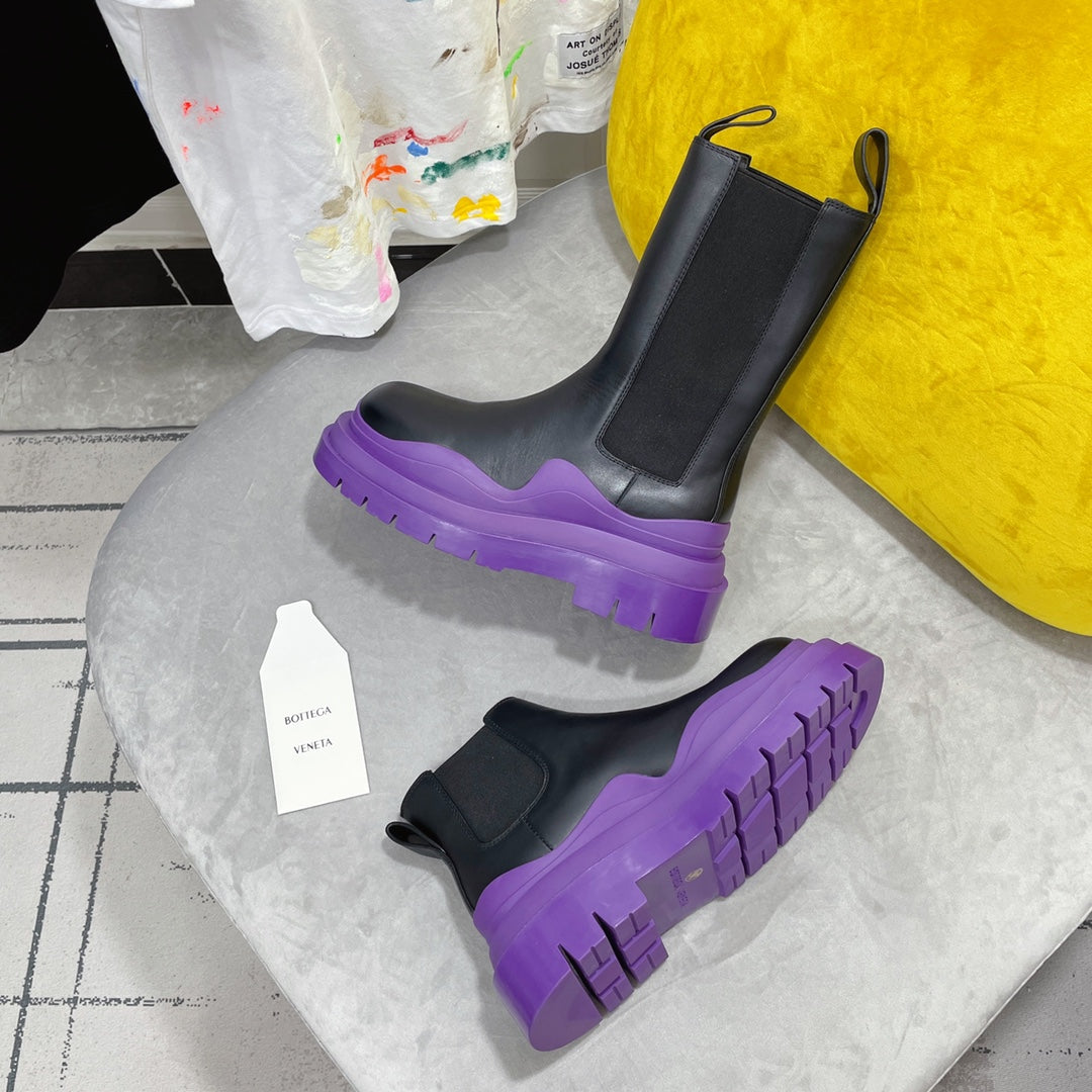 TIRE CHELSEA BOOT IN BLACK MIX ROYAL PURPLE CALFSKIN