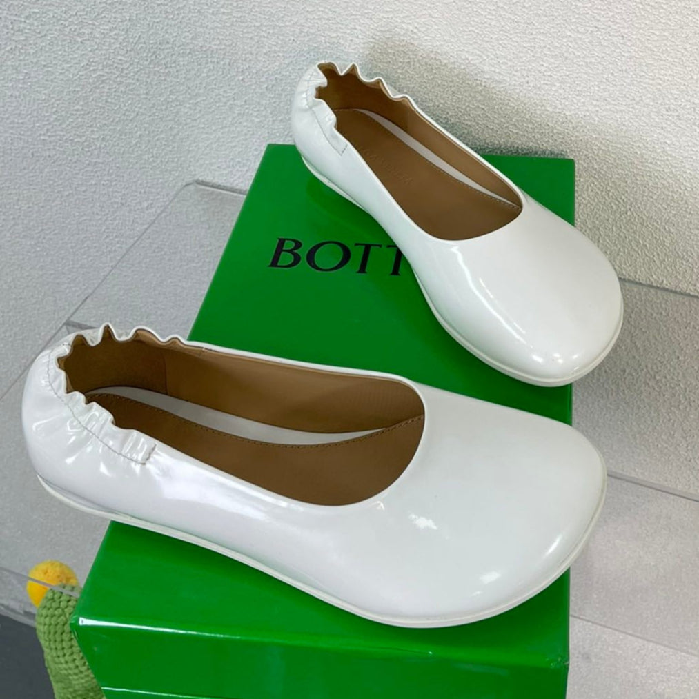 ATOMIC BALLERINA FLAT IN WHITE CALFSKIN