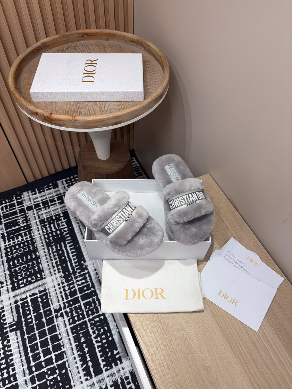 THICK-SOLE SLIPPERS IN PALE GRAY SHEARLING WITH EMBROIDERED LOGO