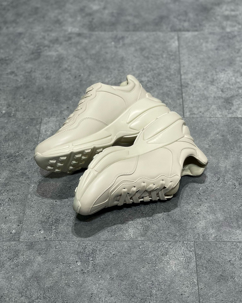 GUC Sneakers