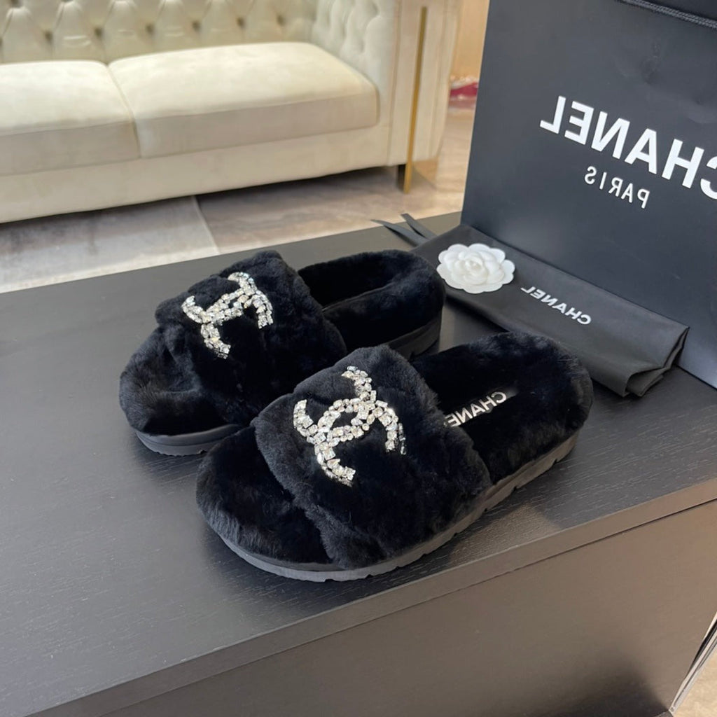 SLIPPERS IN BLACK FUR