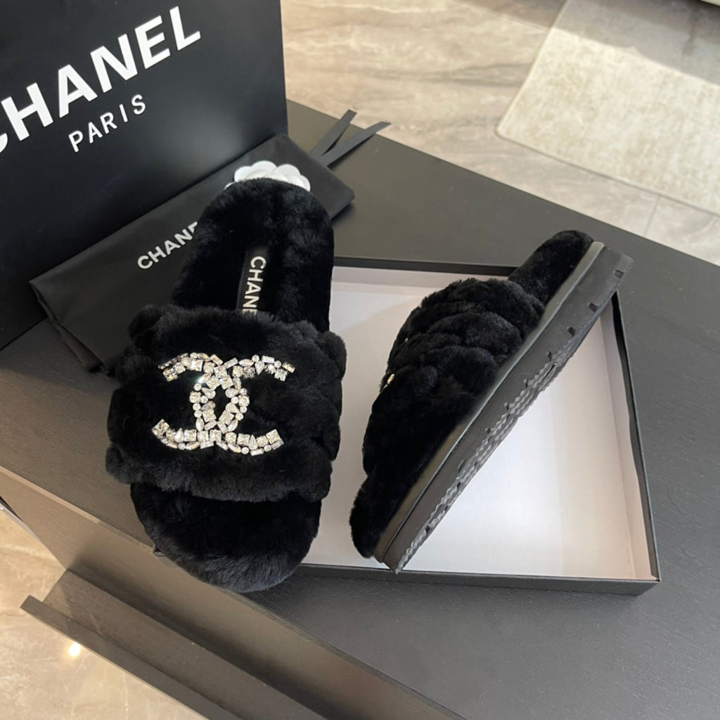 SLIPPERS IN BLACK FUR