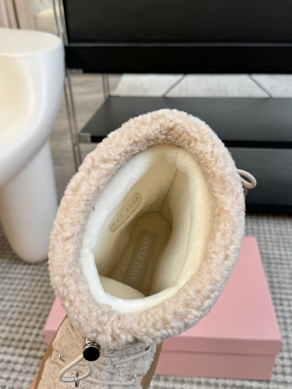 SNOW ANKLE BOOTS IN COSMIC LATTE SHEARLING