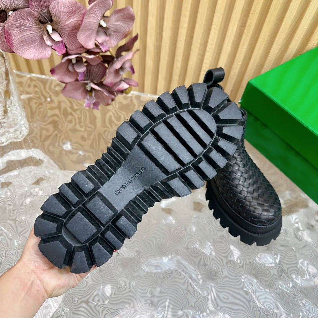 FIREMAN ANKLE BOOT IN BLACK CALFSKIN WITH WOVEN DESIGN