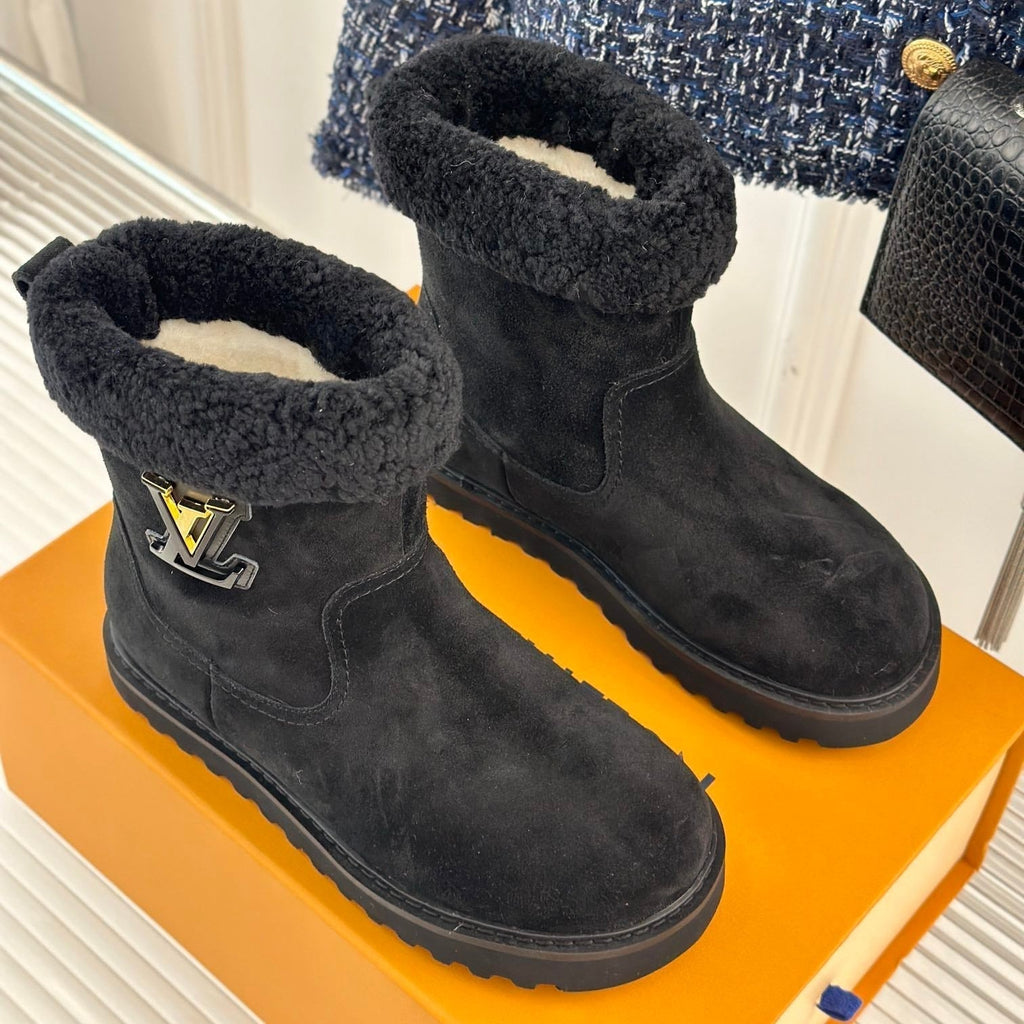CHUNKY SOLE SNOW BOOTS IN BLACK SUEDE AND WOOL