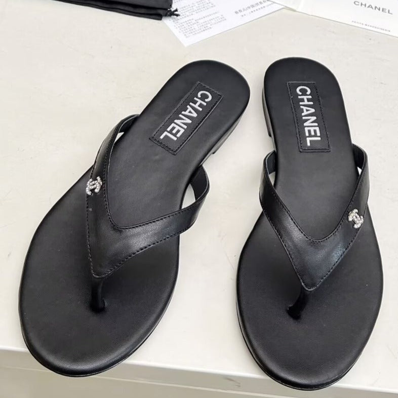 THONG SLIPPERS IN BLACK COWHIDE