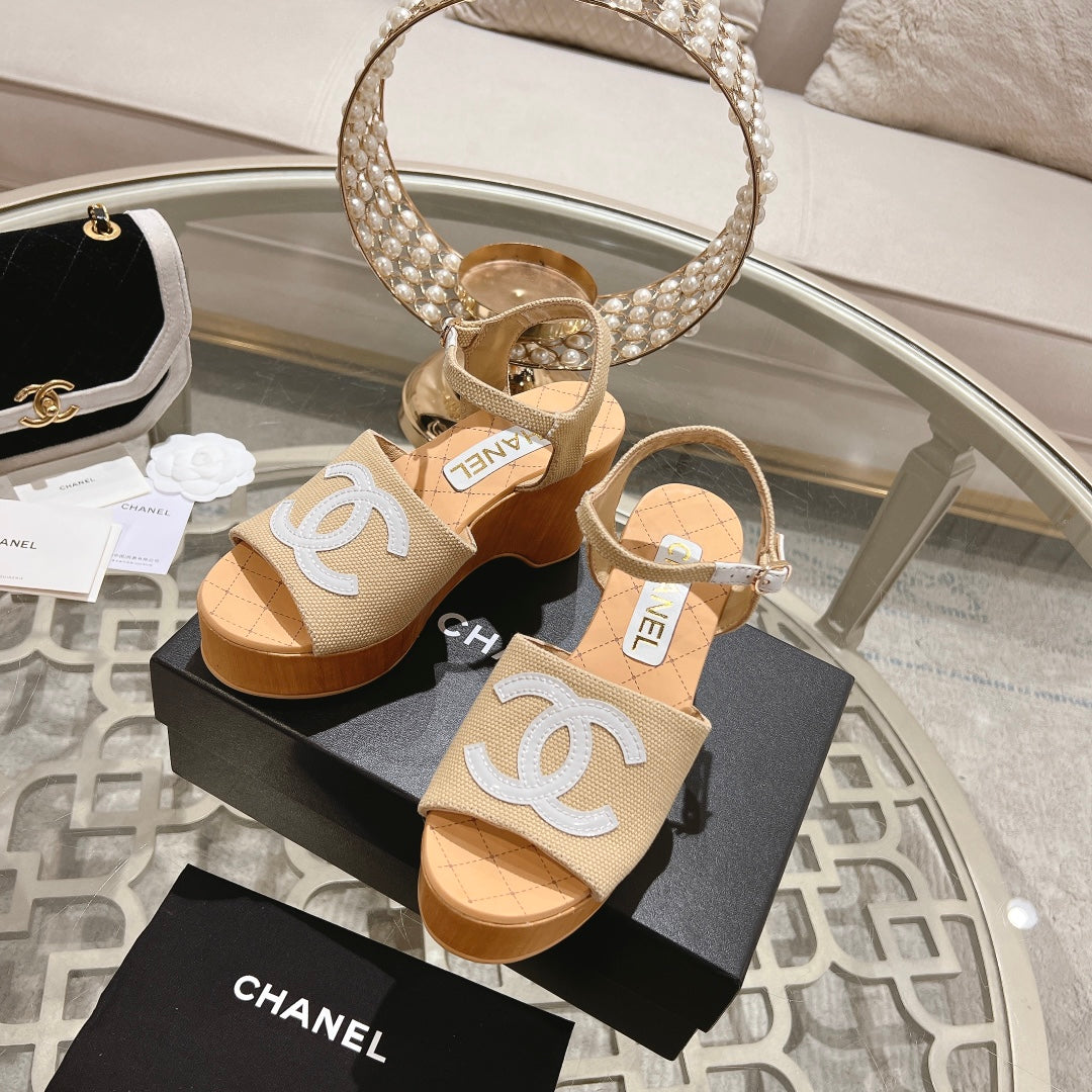 WEDGE SANDALS IN BEIGE CREAM LAMBSKIN WITH WHITE LOGO