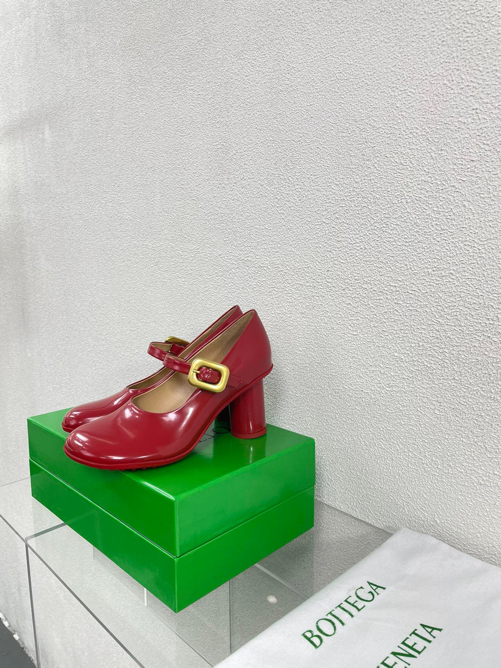 ATOMIC MARY-JANE PUMP 9 CM IN RUBY RED CALFSKIN