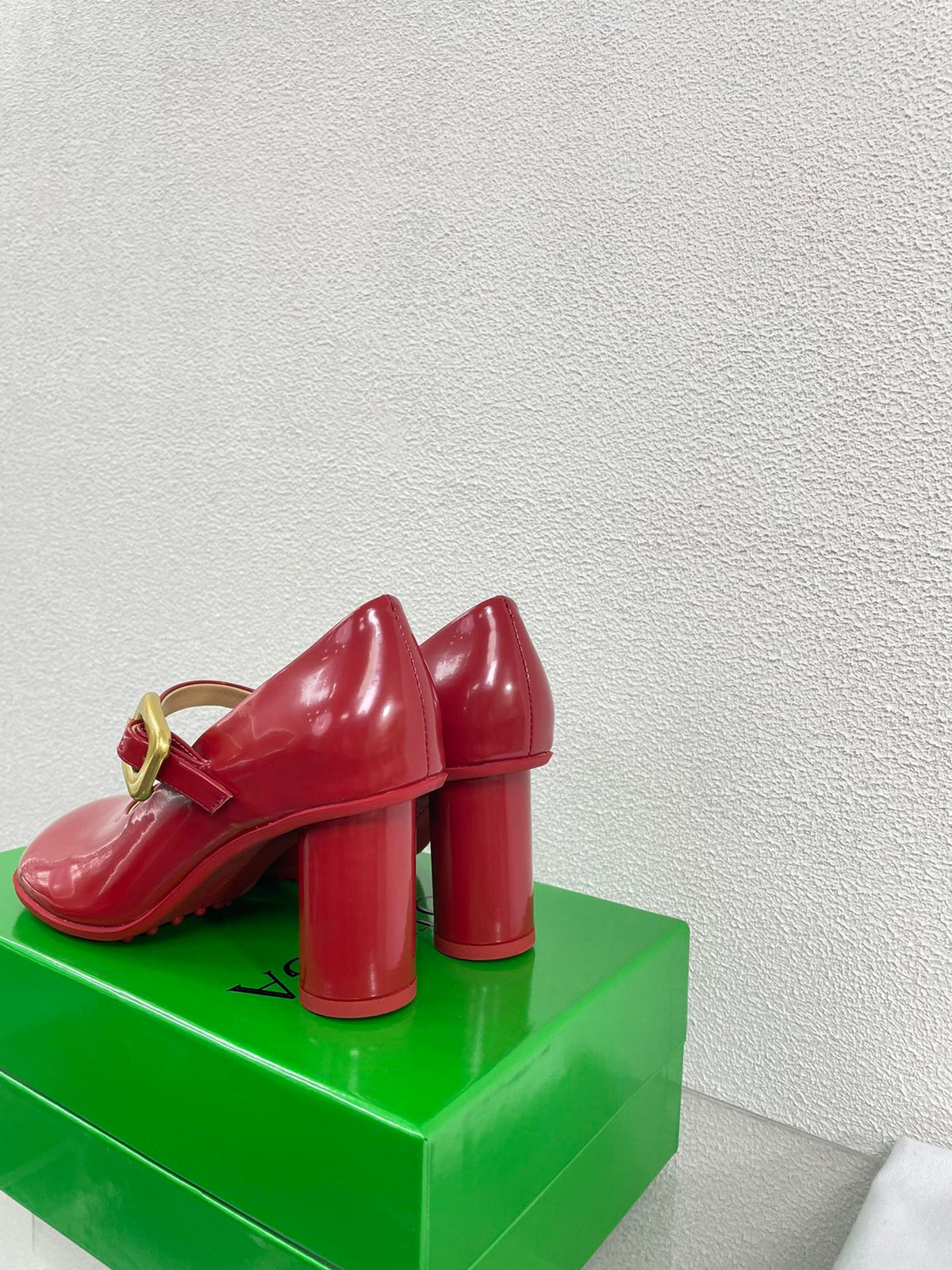 ATOMIC MARY-JANE PUMP 9 CM IN RUBY RED CALFSKIN