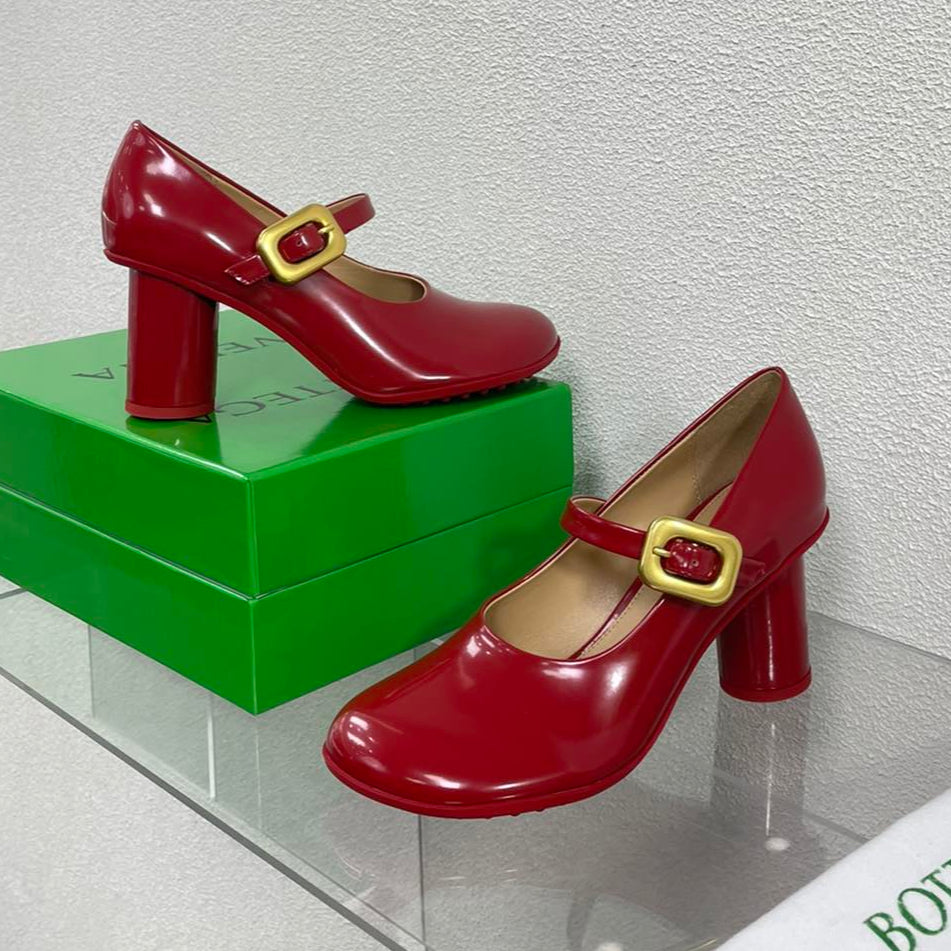 ATOMIC MARY-JANE PUMP 9 CM IN RUBY RED CALFSKIN