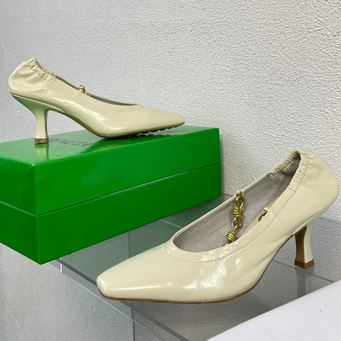 SHARP CHAIN PUMP 6 CM IN BONE WHITE CALFSKIN