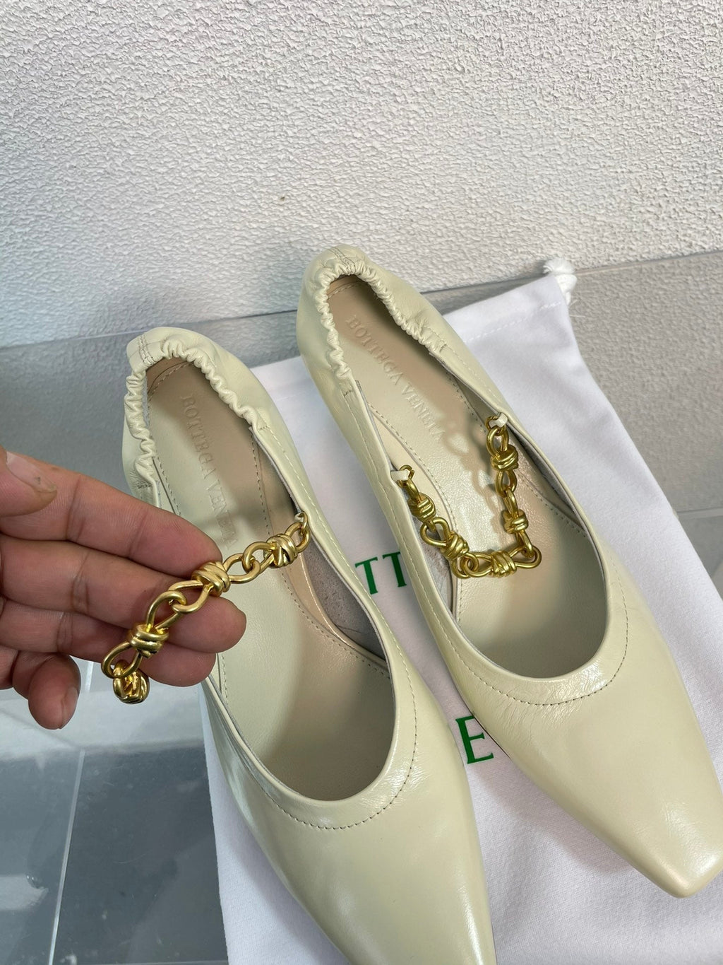 SHARP CHAIN PUMP 6 CM IN BONE WHITE CALFSKIN