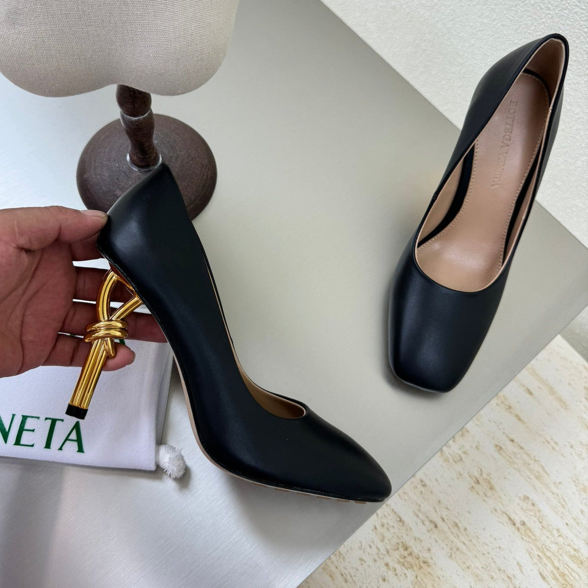 KNOT HIGH PUMP IN BLACK AND GOLD METAL HEEL 9 CM