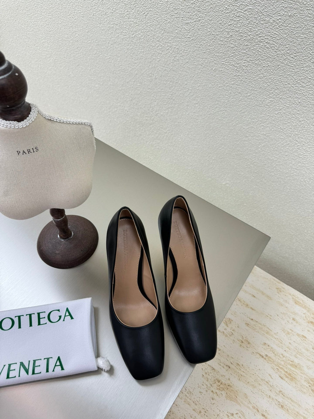 KNOT HIGH PUMP IN BLACK AND GOLD METAL HEEL 9 CM