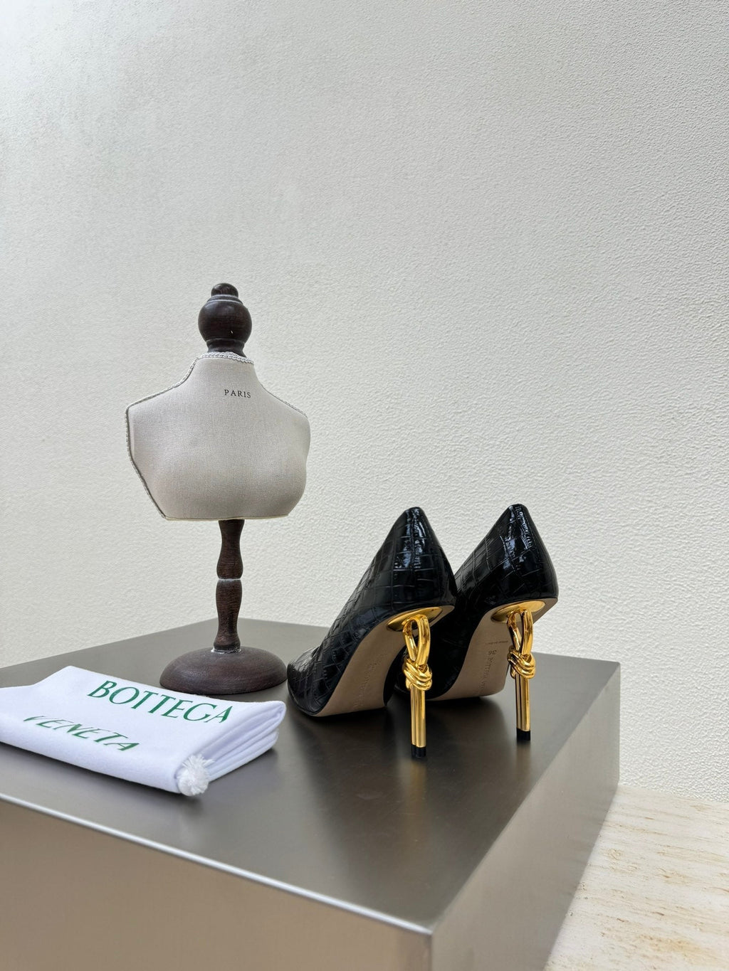 KNOT HIGH PUMP IN BLACK CALFSKIN WITH WOVEN DESIGN AND GOLD METAL HEEL 9 CM