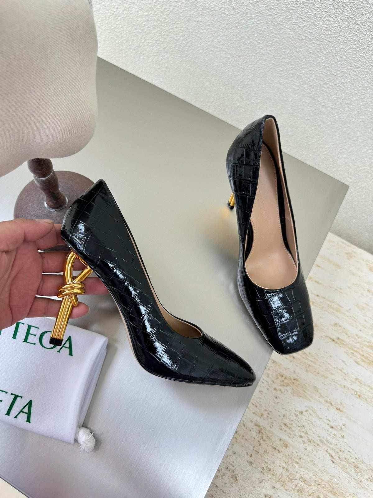 KNOT HIGH PUMP IN BLACK CALFSKIN WITH WOVEN DESIGN AND GOLD METAL HEEL 9 CM
