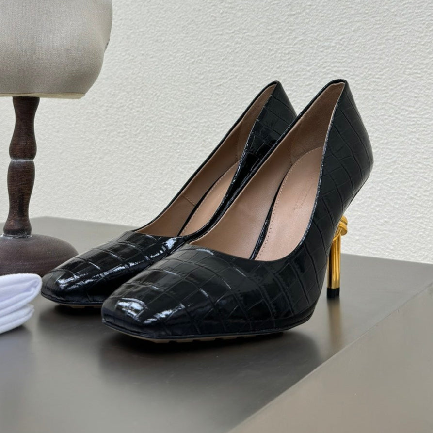 KNOT HIGH PUMP IN BLACK CALFSKIN WITH WOVEN DESIGN AND GOLD METAL HEEL 9 CM