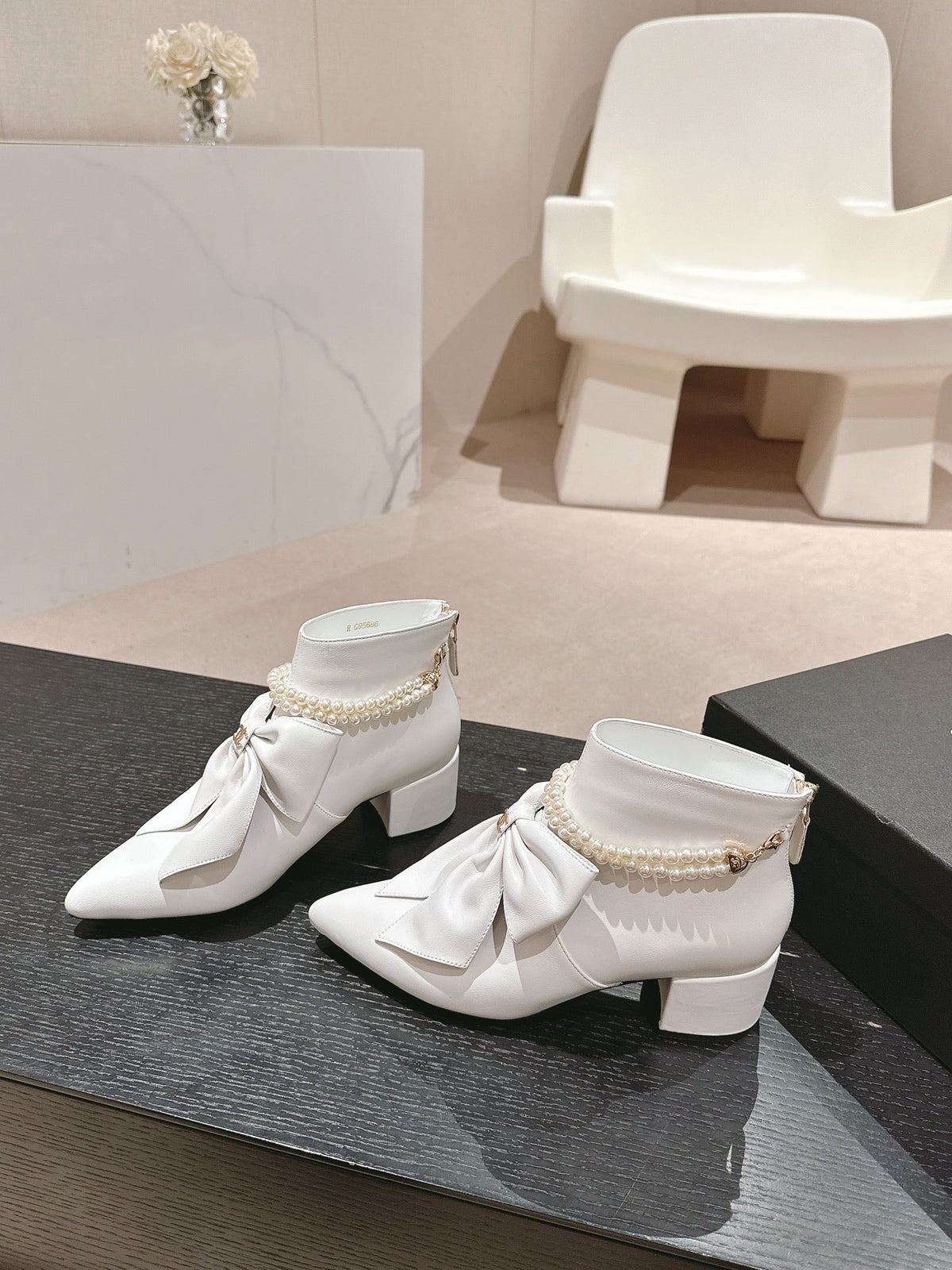 SHORT BOOTS IN WHITE SHEEPSKIN WITH BOW