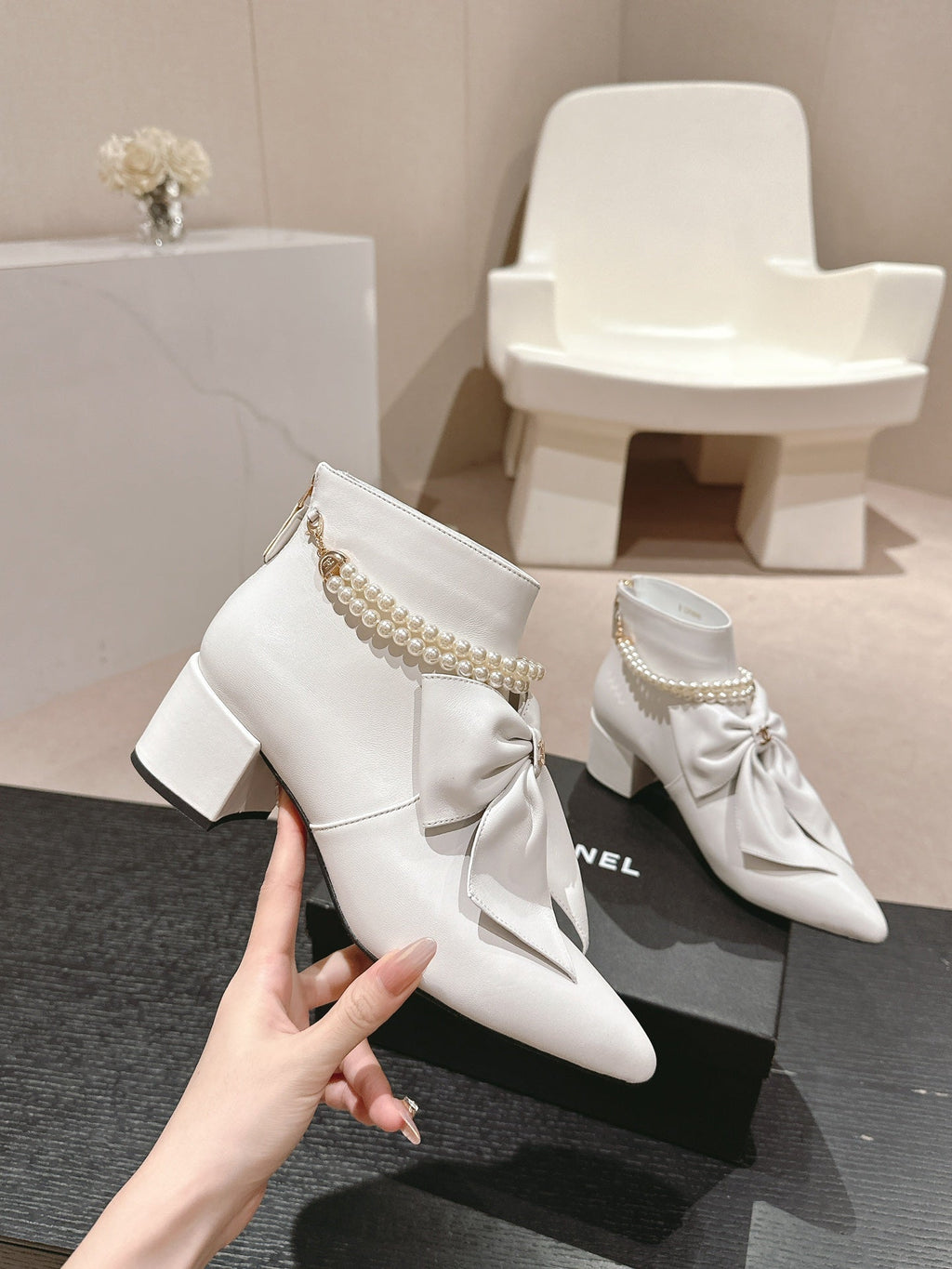 SHORT BOOTS IN WHITE SHEEPSKIN WITH BOW