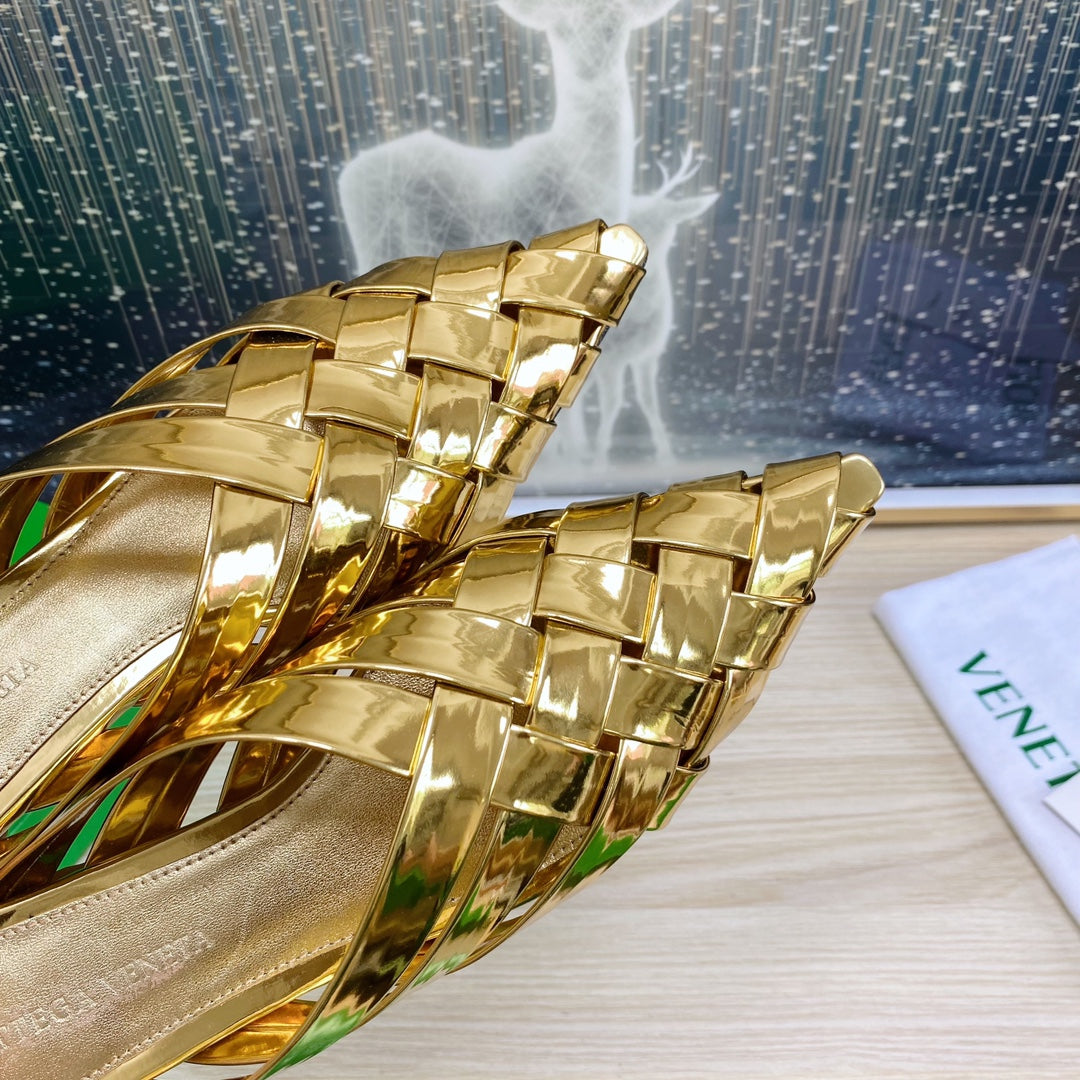ALFIE LEATHER FLAT MULES IN GOLD PATENT CALFSKIN WITH WOVEN DESIGN