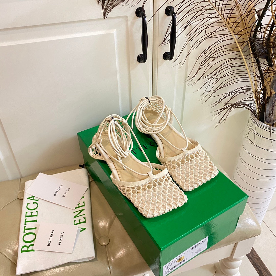 STRETCH LACE-UP FLAT SANDAL IN WHITE CREAM METALLIZED MESH AND LEATHER
