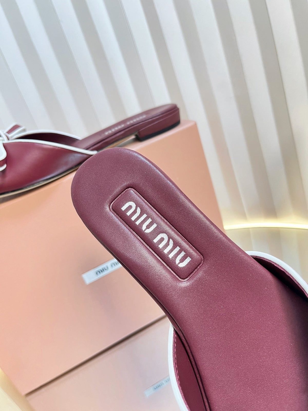 SLIDES SANDALS IN BURGUNDY RED CALFSKIN BOW IN TRAP