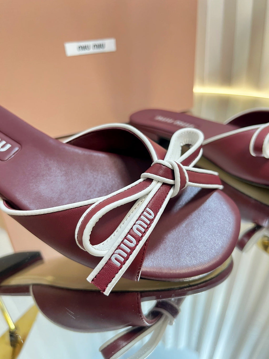 SLIDES SANDALS IN BURGUNDY RED CALFSKIN BOW IN TRAP